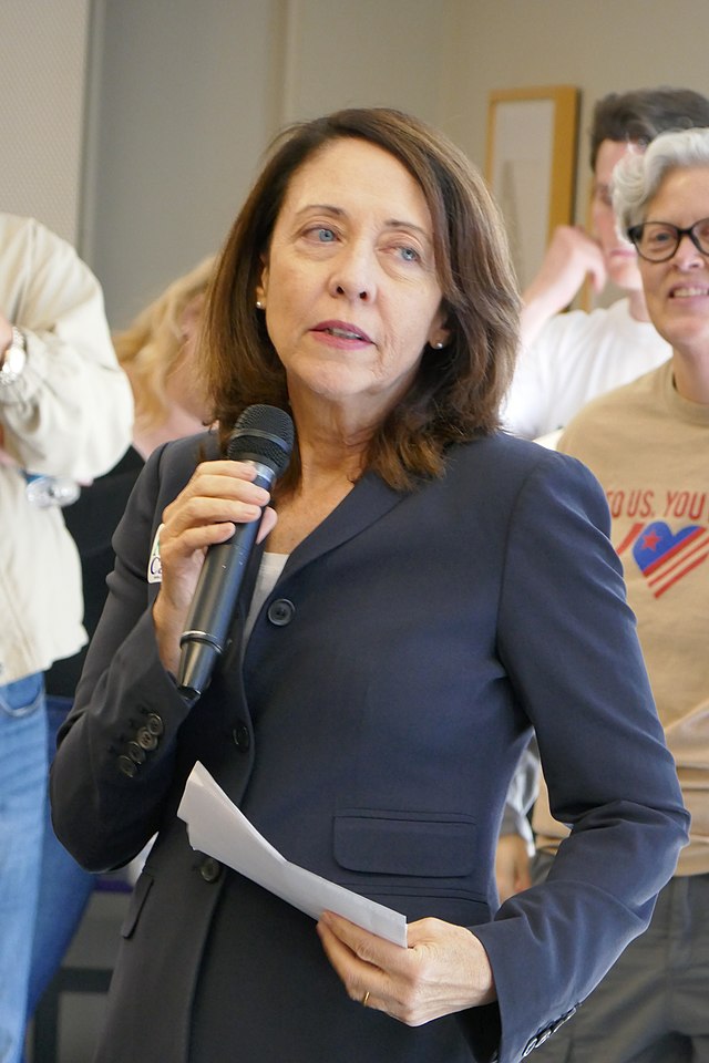 Cantwell Says Kristi Noem’s Airport Shutdown Video May Break Federal Law