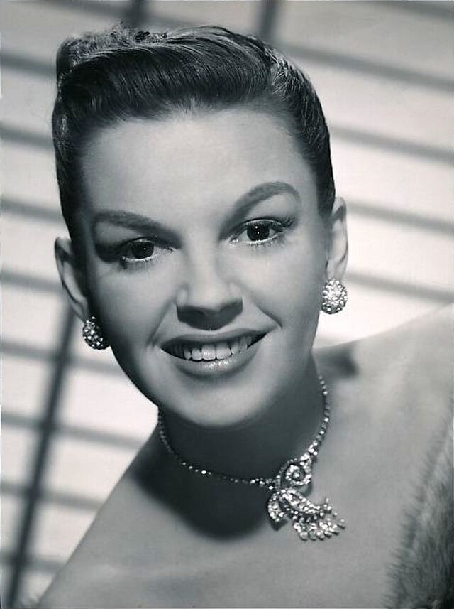 18 Images of JUDY GARLAND Showing Her Legendary Beauty!