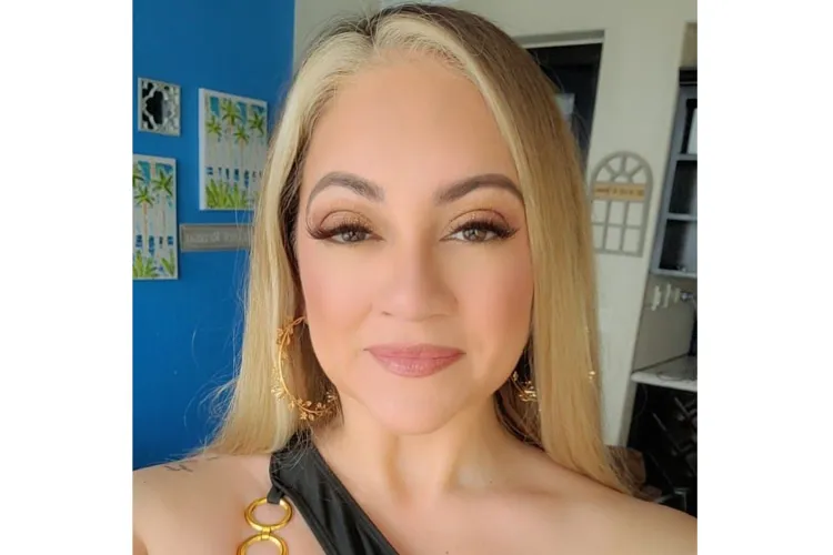 Teen Waited Outside as Dad Stabbed Mom 43 Times